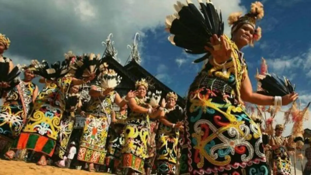 tarian tradisional dayak